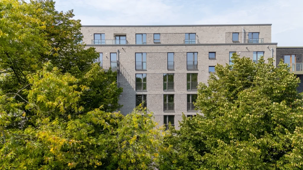 Rodenborg - Ansicht Gebäude zwischen den Bäumen