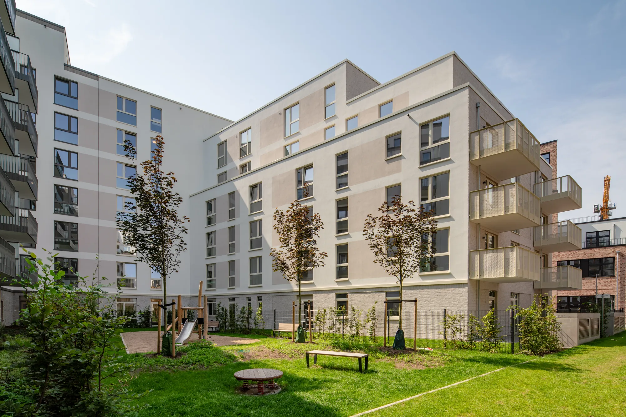Rodenborg - Anicht vom Innenhof auf das Gebäude mit Spielplatz davor