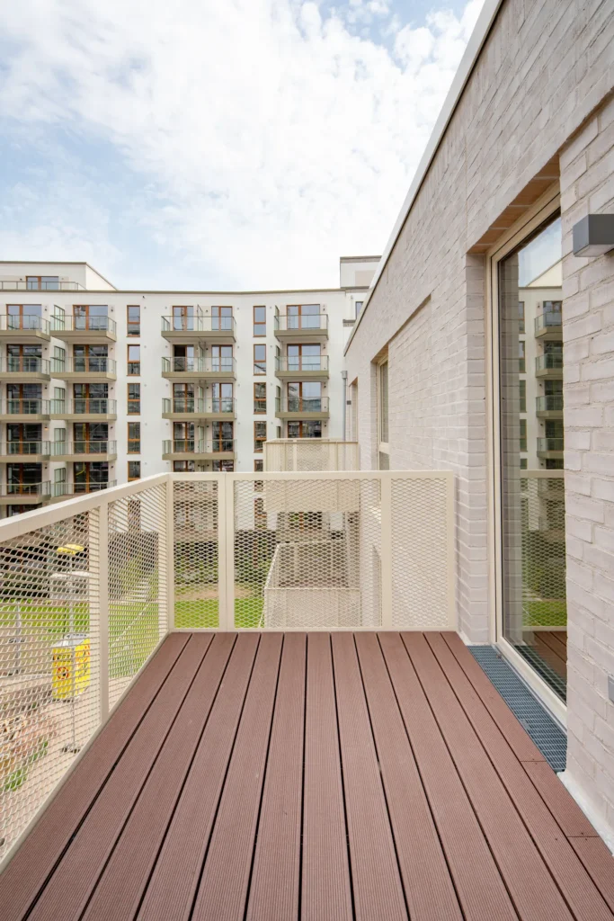 Rodenborg - Ansicht vom Balkon auf Nachbargebäude