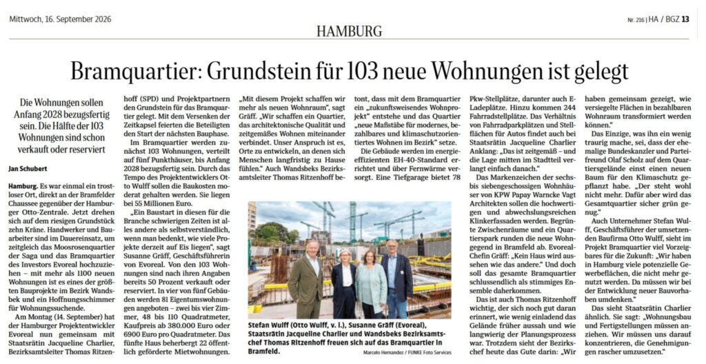 Zeitungsartikel Hamburger Abendblatt vom 16. September 2026: Bramquartier – Grundstein für 103 neue Wohnungen ist gelegt. Mit Foto von Stefan Wulff, Susanne Gräff, Staatsrätin Jacqueline Charlier und Thomas Ritzenhoff auf der Baustelle.